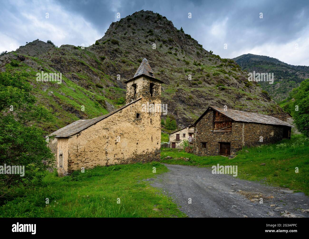 Blick auf das Dorf Tor mit der Kirche Sant Pere im Vordergrund (Pallars Sobirà, Katalonien, Spanien, Pyrenäen) ESP: Vista del Pueblo de Tor Stockfoto