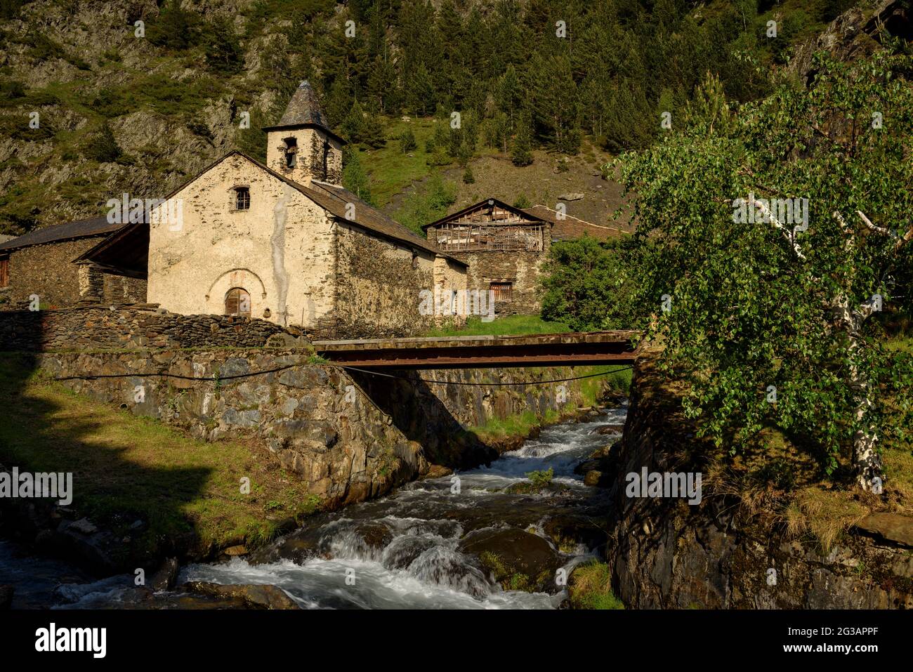 Blick auf das Dorf Tor mit der Kirche Sant Pere im Vordergrund (Pallars Sobirà, Katalonien, Spanien, Pyrenäen) ESP: Vista del Pueblo de Tor Stockfoto