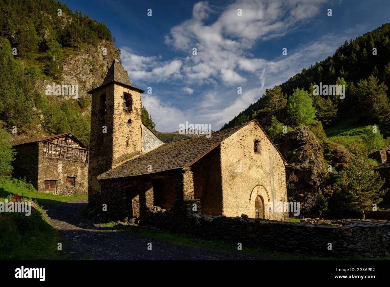 Blick auf das Dorf Tor mit der Kirche Sant Pere im Vordergrund (Pallars Sobirà, Katalonien, Spanien, Pyrenäen) ESP: Vista del Pueblo de Tor Stockfoto