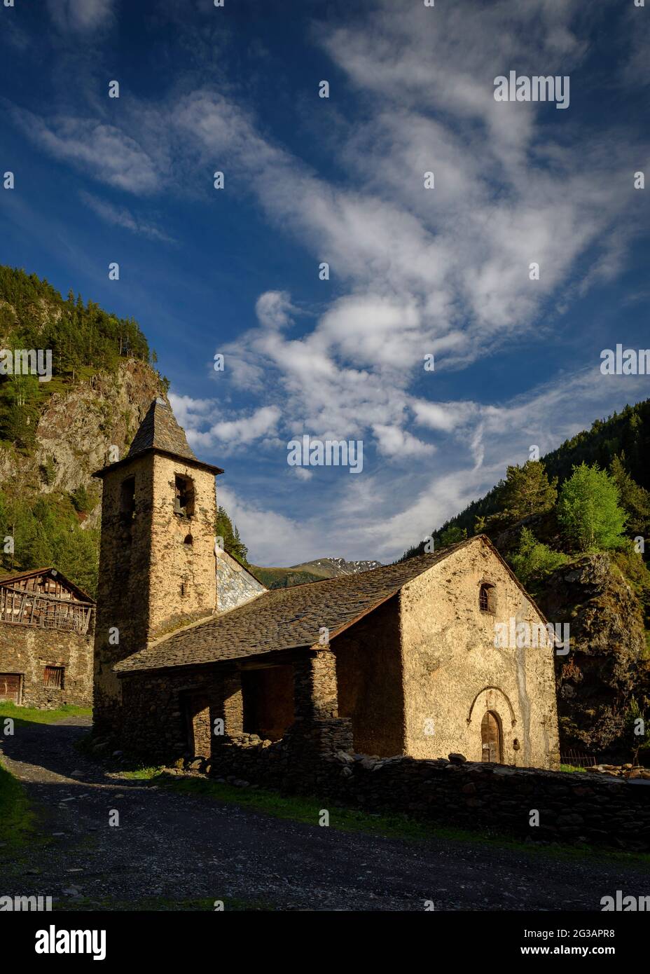 Blick auf das Dorf Tor mit der Kirche Sant Pere im Vordergrund (Pallars Sobirà, Katalonien, Spanien, Pyrenäen) ESP: Vista del Pueblo de Tor Stockfoto