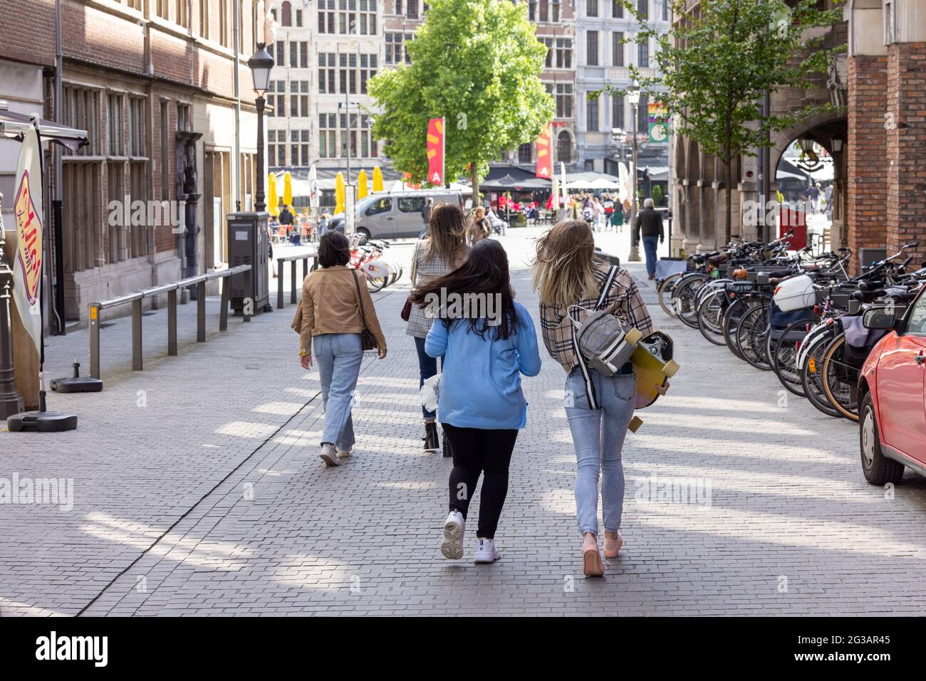 Lifestyle-Porträt einer vielfältigen multiethnischen Gruppe von vier schönen jungen Freundinnen, die von hinten gesehen durch eine europäische Stadt spazieren und Spaß haben, das Leben genießen. Hochwertige Fotos Stockfoto