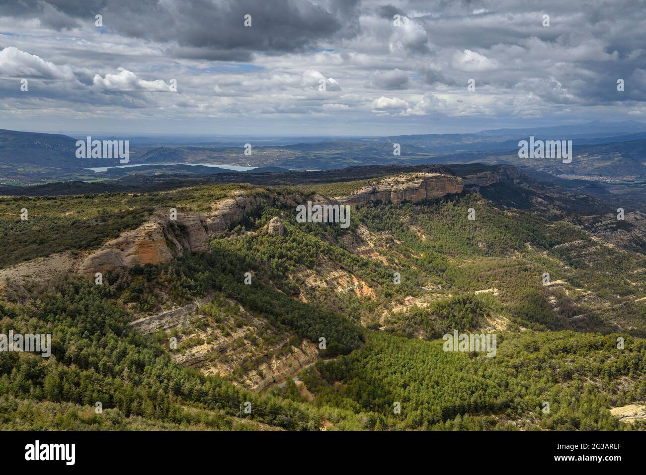 Blick vom Aussichtspunkt Tozal de Calvera in der Sierra del Castillo de Laguarres im Frühling (Huesca, Aragon, Spanien, Pyrenäen) Stockfoto