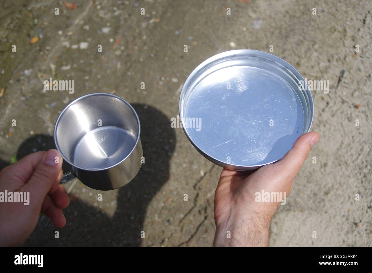 Leeren Sie die Schüssel in der Hand. Das Konzept der globalen Hungersnot und Hungerkrise. Stockfoto