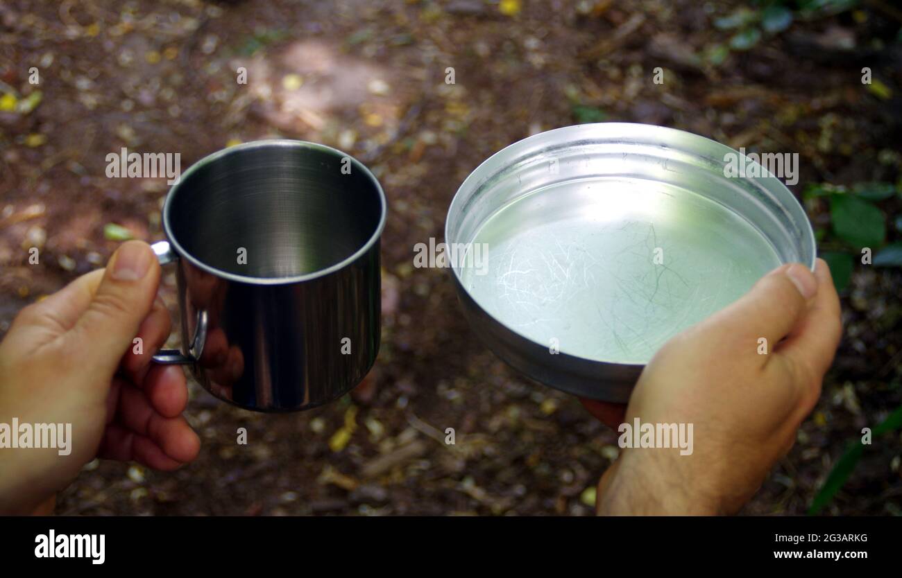 Leeren Sie die Schüssel in der Hand. Das Konzept der globalen Hungersnot und Hungerkrise. Stockfoto