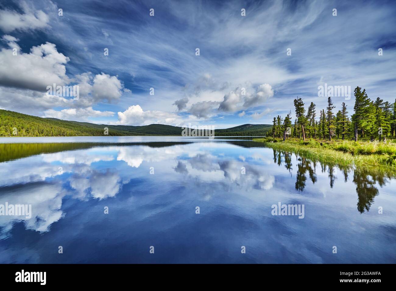 Schöner noch See mit Reflexion in Altai-Bergen Stockfoto