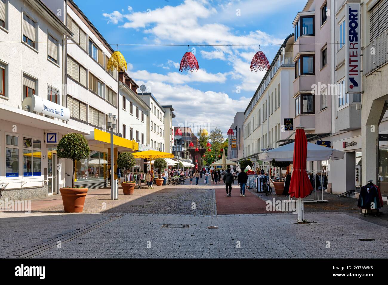 Gaggenau, Deutschland, 05-28-2021: Einkaufsstraße in der Innenstadt von Gaggenau, Schwarzwald, Deutschland Stockfoto