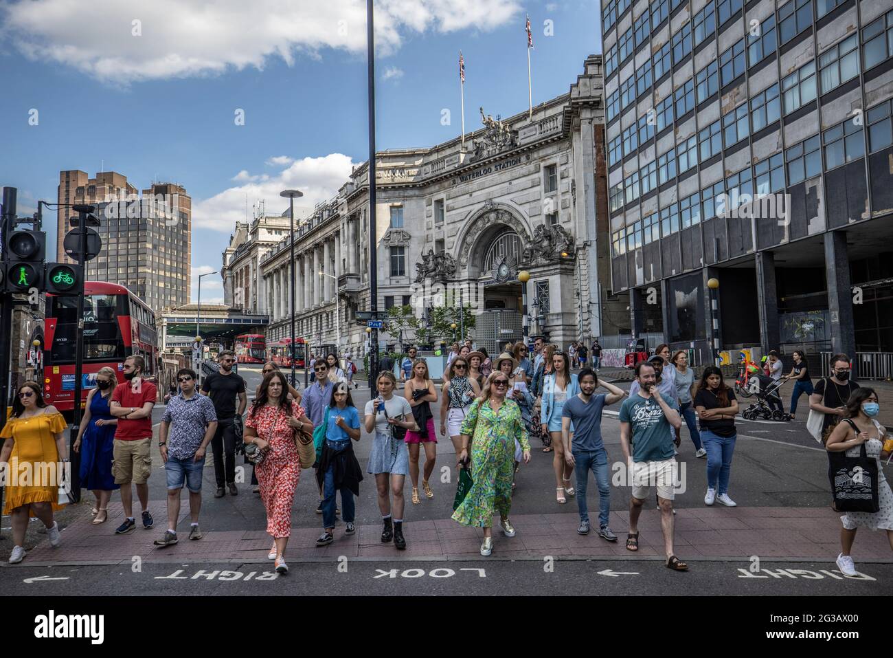 Am Fußgängerübergang versammeln sich Menschen, nachdem sie für einen Samstagabend in Waterloo, Central London, Großbritannien, eingefahren sind Stockfoto