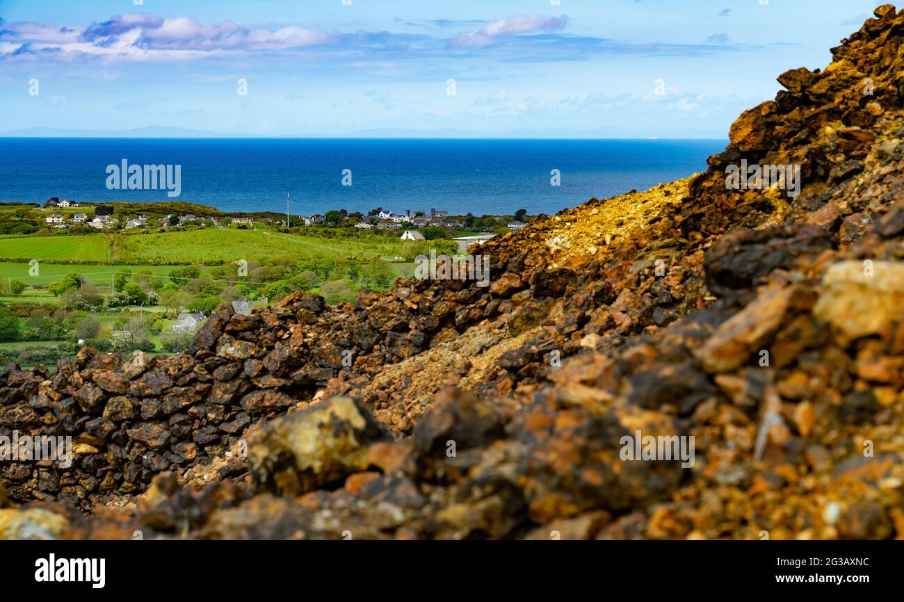 Sir Thomas Jones Comprehensive School, Amlwch, Anglesey, vom Parys Mountain aus gesehen, mit der Isle of man am Horizont, etwa 55 Meilen entfernt. Stockfoto