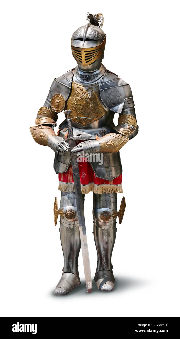 Mittelalterlicher Ritter mit Schwert in schwerem Panzergeschirr aus Metall, isoliert auf weißem Hintergrund Stockfoto
