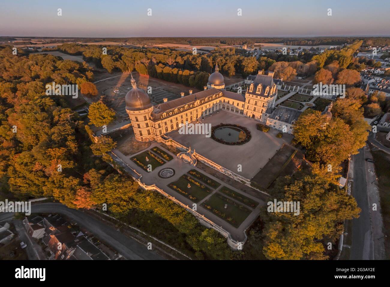 FRANKREICH - LOIRE-TAL - INDRE (36) - SCHLOSS VALENCAY : LUFTAUFNAHME VON WESTEN BEI SONNENAUFGANG. AUF DEM HINTERGRUND LINKS, DER PARK, VON EINER FLÄCHE VON 5 Stockfoto