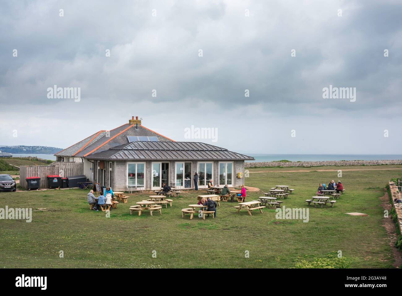 Berry Head Devon, Blick auf das Café und Besucherzentrum in den Ruinen des Southern Fort in Berry Head, Brixham, Devon, England, Großbritannien Stockfoto