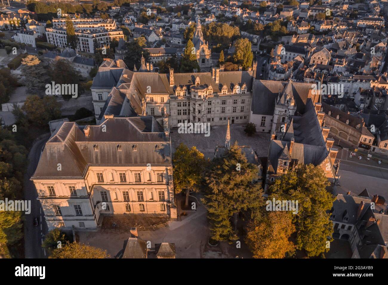 FRANKREICH - LOIRE-TAL - LOIR ET CHER (41) - SCHLOSS BLOIS : LUFTAUFNAHME VON SÜDEN BEI SONNENAUFGANG. THEATER EINER REIHE VON PARZELLEN UND HISTORISCHEN E Stockfoto