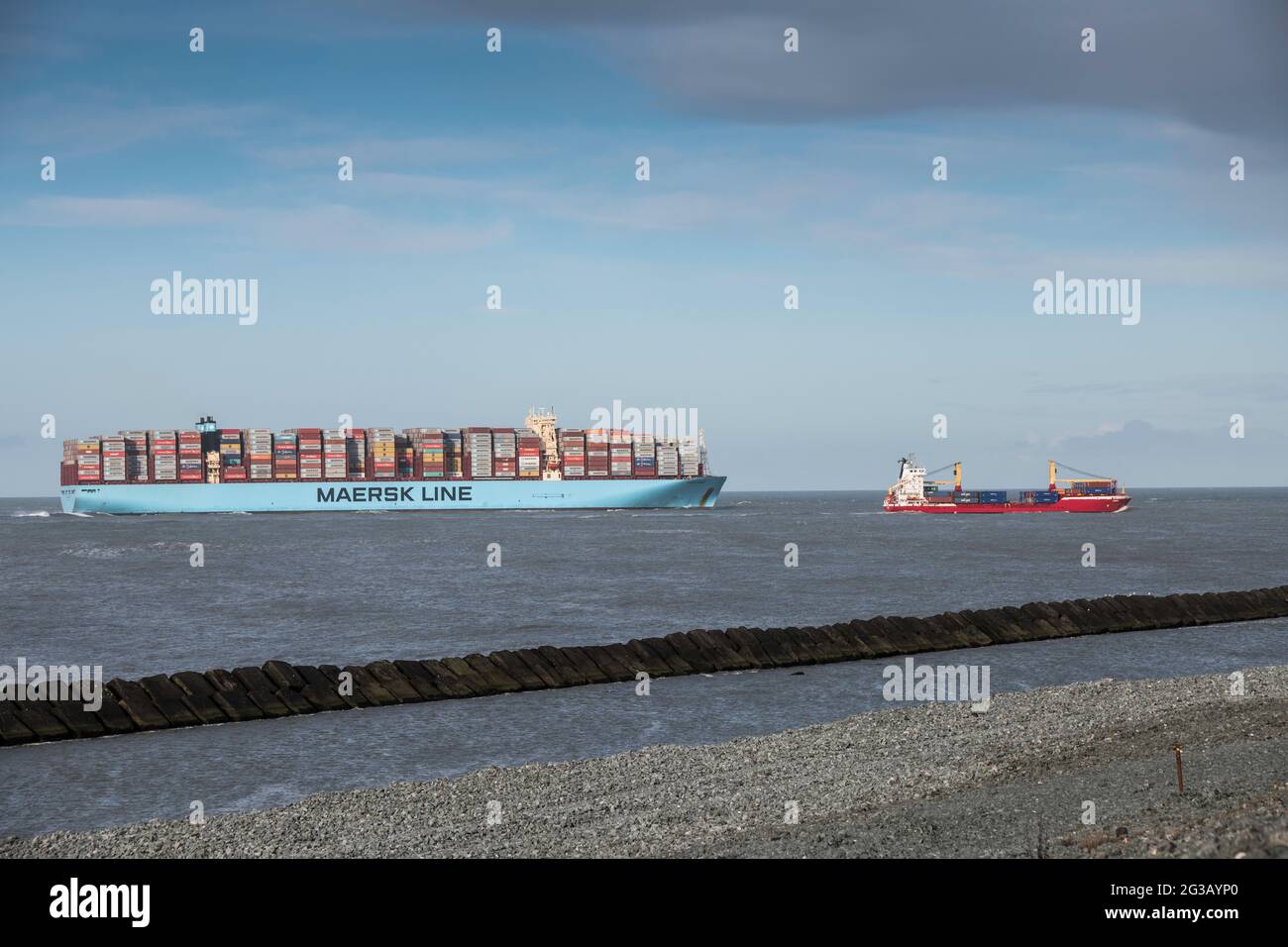 Rotterdam,Holland,01-märz-2020:das Containerschiff Maersk Salalah und ein kleines Schiff am Eingang des Hafens Le maasvlakte nach rotterdam Stockfoto