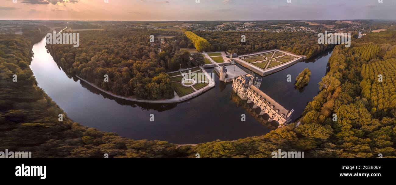 FRANKREICH - LOIRE-TAL - INDRE ET LOIRE (37) - SCHLOSS CHENONCEAU : LUFTAUFNAHME AUS DEM SÜDWESTEN, BEI SONNENUNTERGANG. IM VORDERGRUND UND LINKS DAS CHER RIVE Stockfoto