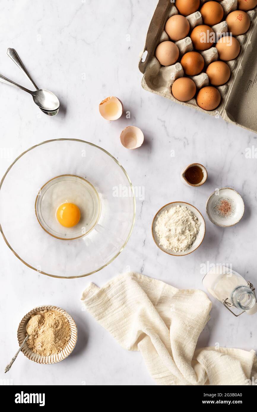Gesunde Backzutaten mit Eiern, Mehl, Honig und Salz flach legen Stockfoto
