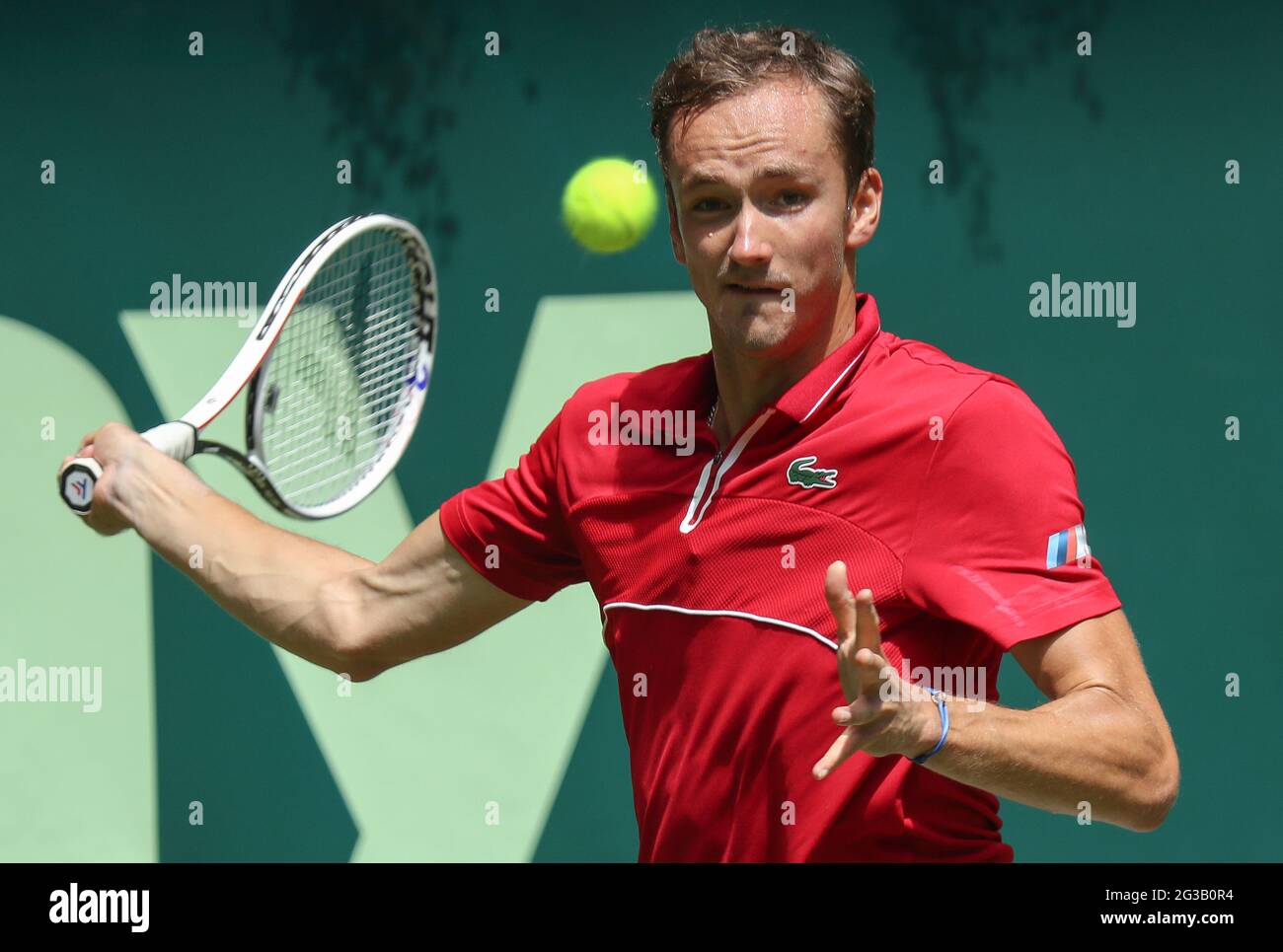Halle, Deutschland. Juni 2021. Tennis: ATP Tour Singles, Männer, 1. Runde, Medwedew, Russland - Struff, Deutschland. Daniil Medwedew trifft einen Ball. Quelle: Friso Gentsch/dpa/Alamy Live News Stockfoto