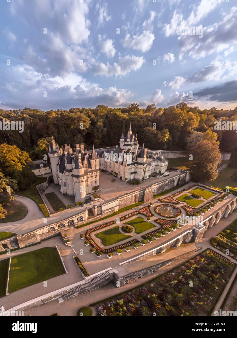 FRANKREICH - LOIRE-TAL - INDRE ET LOIRE (37) - SCHLOSS VON USSE : LUFTAUFNAHME VON NORDOSTEN BEI SONNENUNTERGANG. IM VORDERGRUND MITTE, DIE VAUBAN TERRASSEN, O Stockfoto