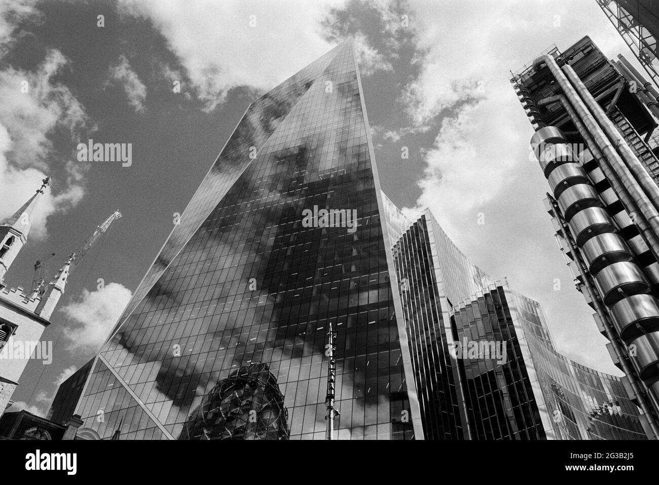 Das Lloyds Building und der Wolkenkratzer Scalpel von der Leadenhall Street in der City of London, Großbritannien Stockfoto