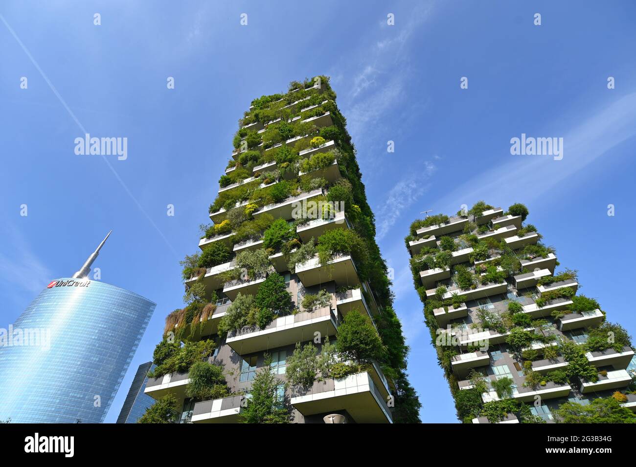 Außenansicht der luxuriösen Wohnhochhäuser Bosco Verticale im Stadtteil Porta Nuova in Mailand Italien Stockfoto