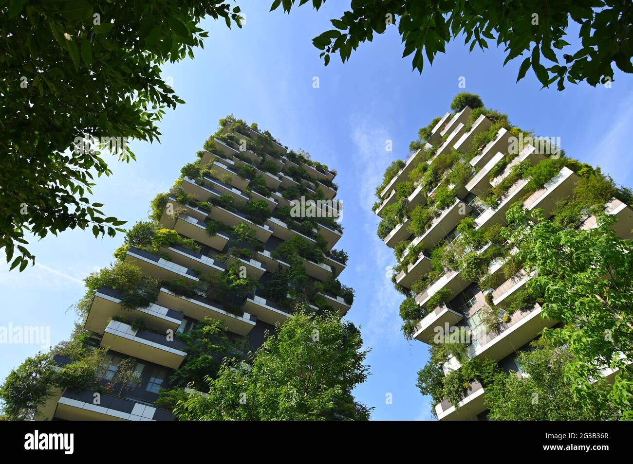 Außenansicht der luxuriösen Wohnhochhäuser Bosco Verticale im Stadtteil Porta Nuova in Mailand Italien Stockfoto