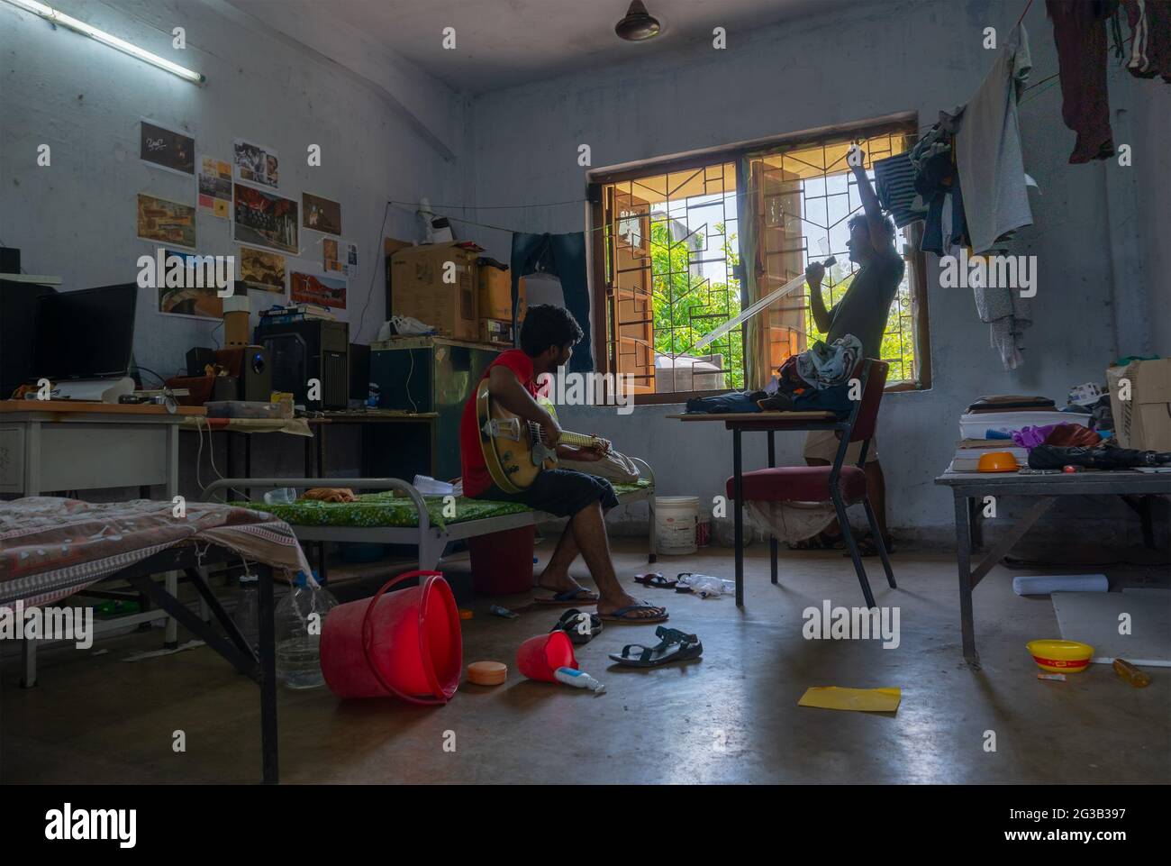 Howrah, West Bengal, Indien - 22. April 2019 : Ingenieurstudenten singen und genießen im Hostel-Zimmer des Indian Institute of Engineering Science und Te Stockfoto