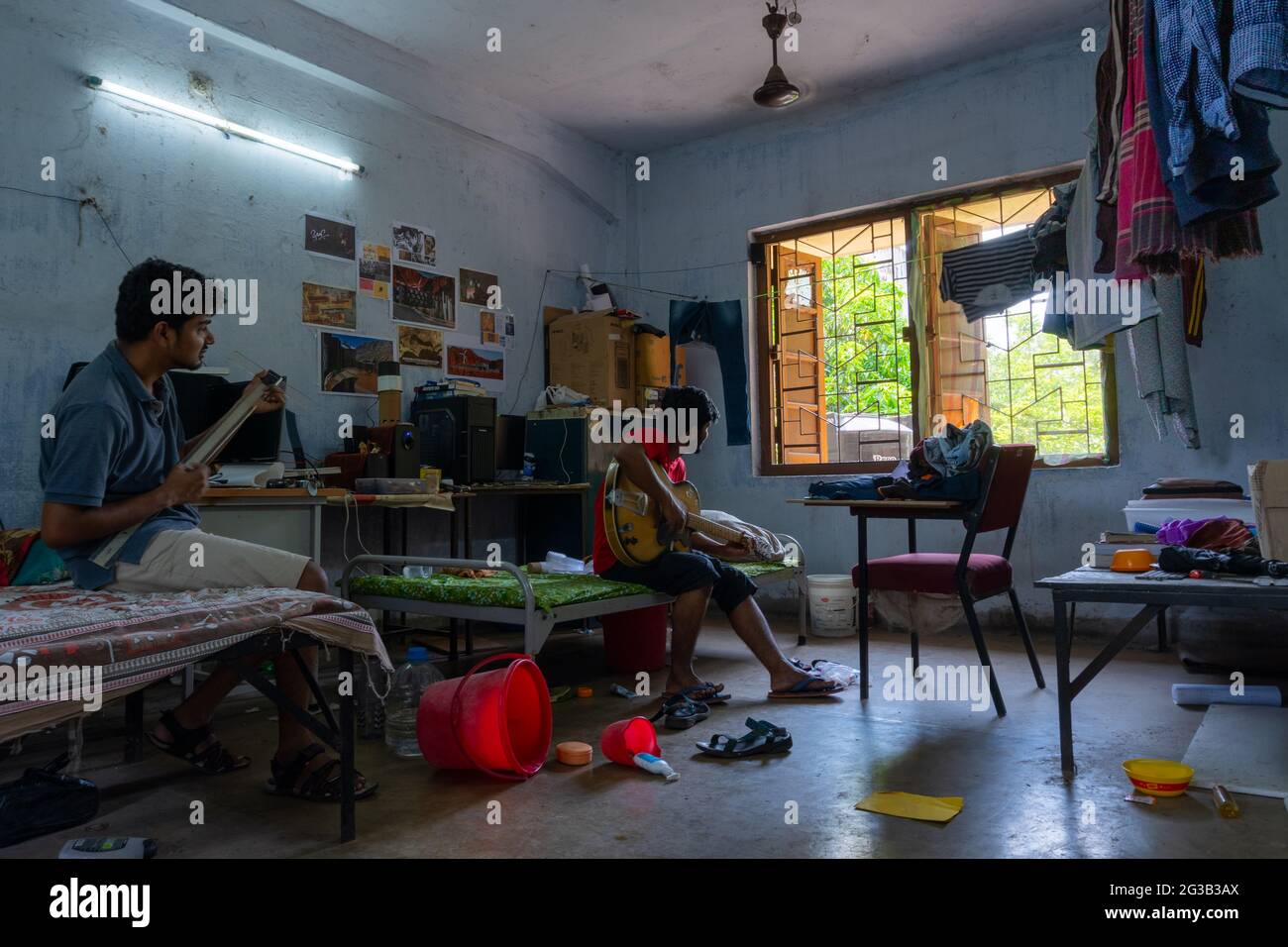 Howrah, West Bengal, Indien - 22. April 2019 : Ingenieurstudenten singen und genießen im Hostel-Zimmer des Indian Institute of Engineering Science und Te Stockfoto