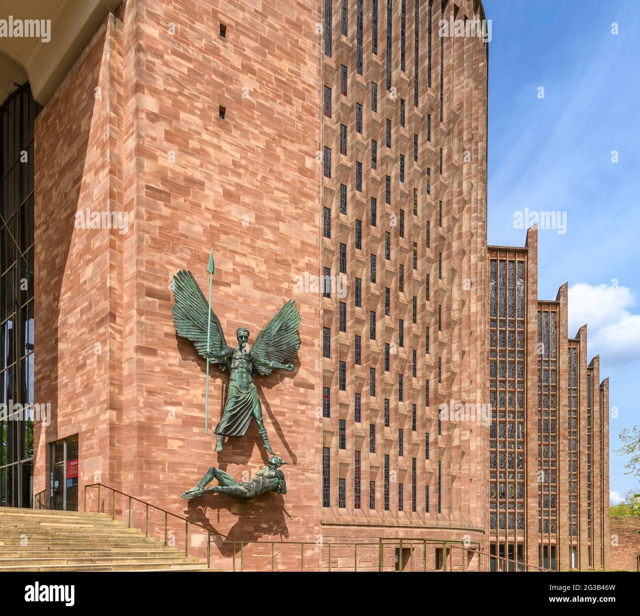 Die St. Michael's Cathedral wurde neben der vorherigen Kathedrale erbaut, die im zweiten Weltkrieg zu Ruinen bombardiert wurde. Entworfen von Sir Basil Spence, eröffnet 1962. Stockfoto