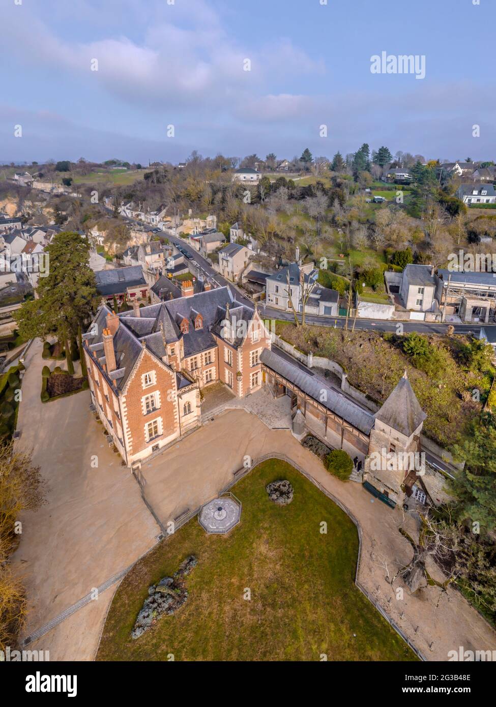 FRANKREICH - LOIRE-TAL - INDRE ET LOIRE (37) - SCHLOSS VON CLOS LUCE : LUFTAUFNAHME AUS DEM SÜDOSTEN. IM HINTERGRUND DIE SÜDLICHEN VORORTE DER STADT O Stockfoto