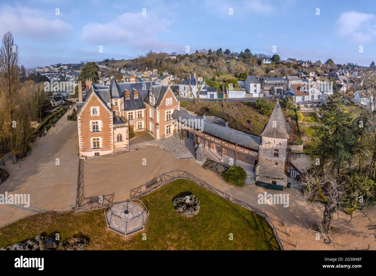 FRANKREICH - LOIRE-TAL - INDRE ET LOIRE (37) - SCHLOSS VON CLOS LUCE : LUFTAUFNAHME AUS DEM SÜDOSTEN. IM HINTERGRUND DIE SÜDLICHEN VORORTE DER STADT O Stockfoto