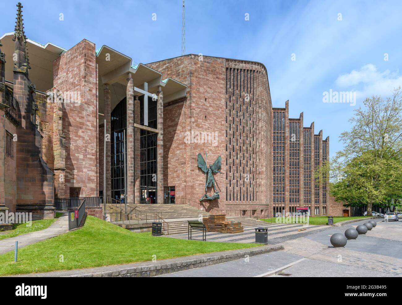 Die St. Michael's Cathedral wurde neben der vorherigen Kathedrale erbaut, die im zweiten Weltkrieg zu Ruinen bombardiert wurde. Entworfen von Sir Basil Spence, eröffnet 1962. Stockfoto