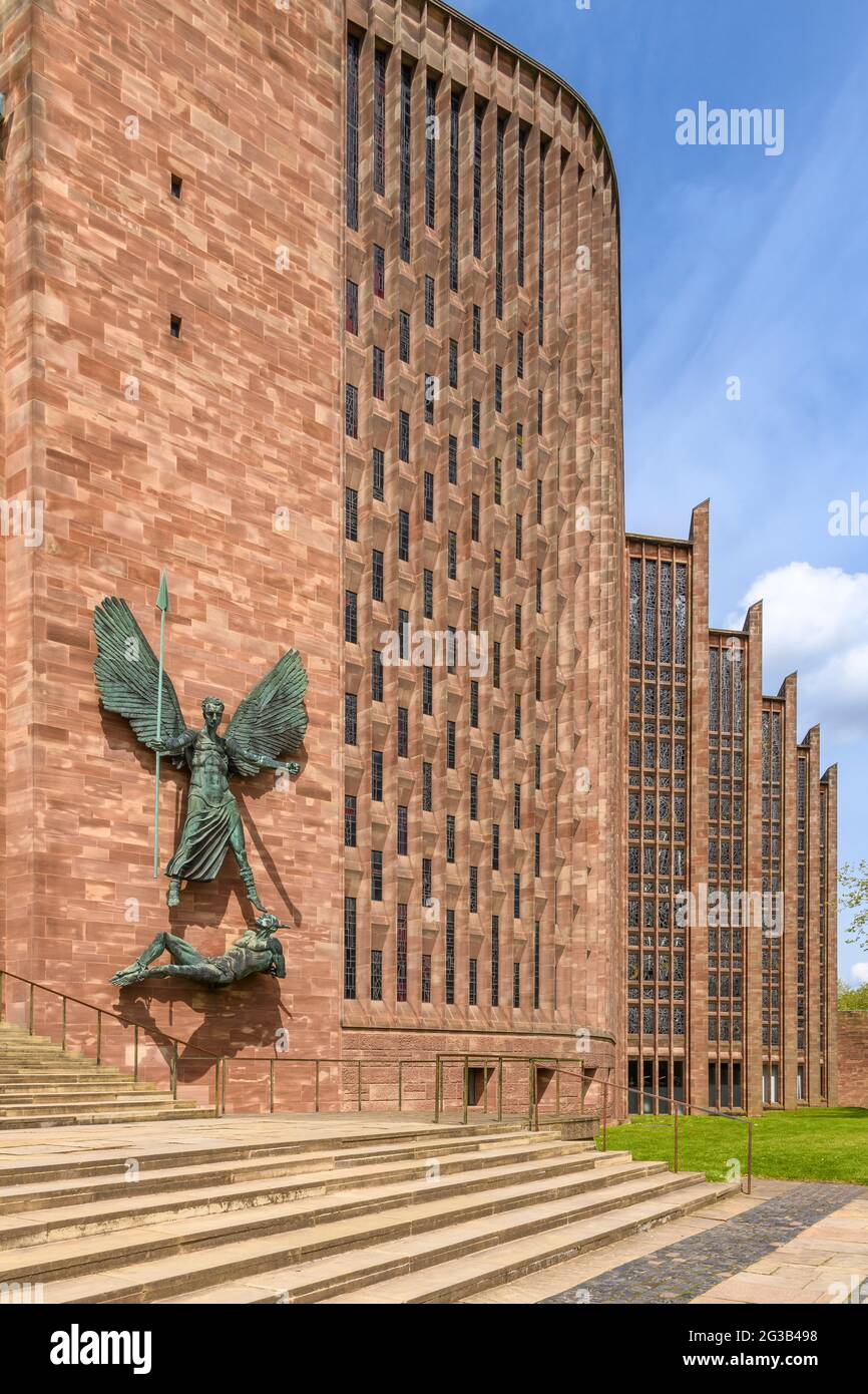 Die St. Michael's Cathedral wurde neben der vorherigen Kathedrale erbaut, die im zweiten Weltkrieg zu Ruinen bombardiert wurde. Entworfen von Sir Basil Spence, eröffnet 1962. Stockfoto