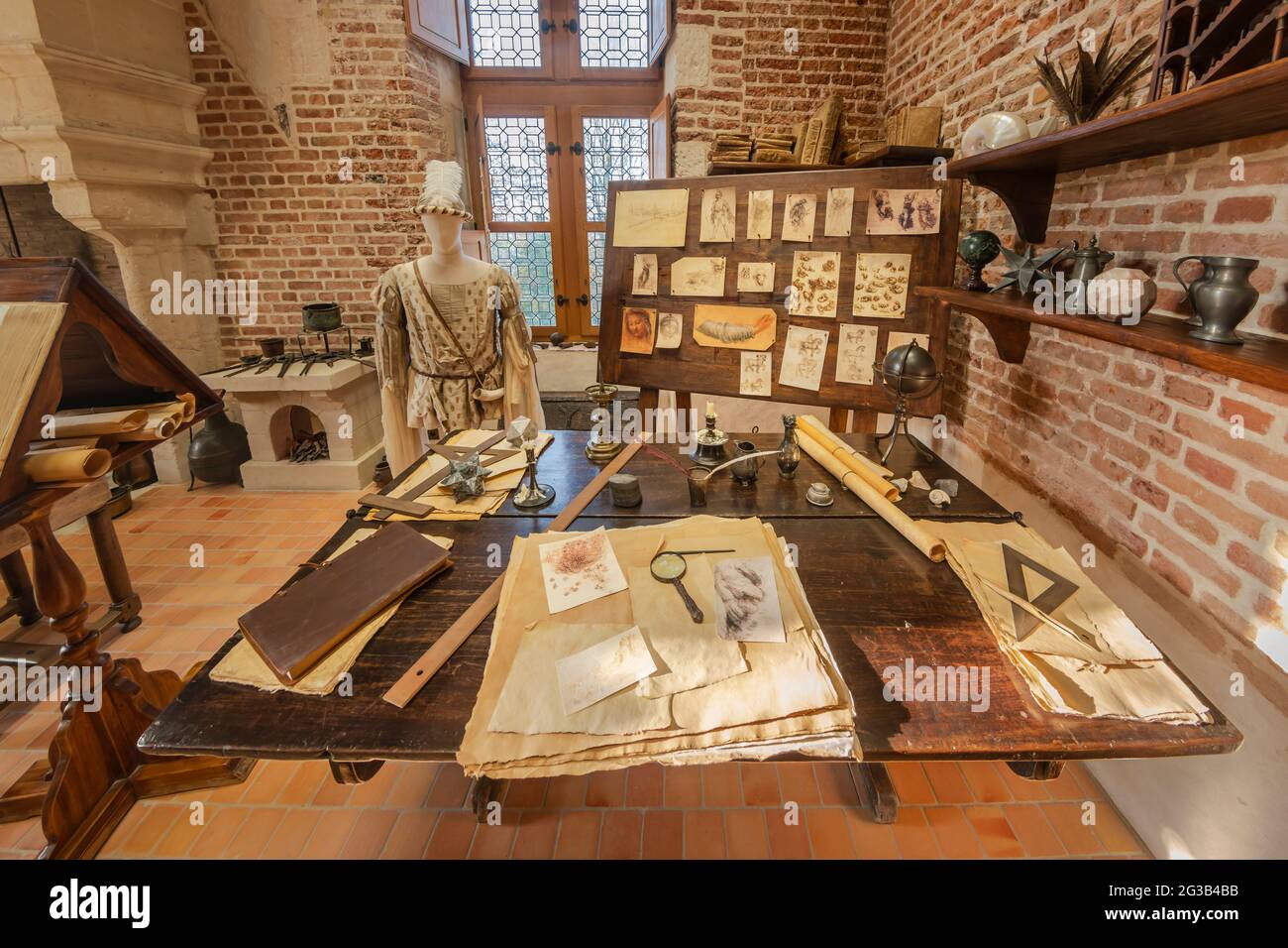 FRANKREICH - LOIRETAL - INDRE ET LOIRE (37) - SCHLOSS CLOS LUCE : REKONSTITUTION DES KÜNSTLERWERKSTATT, MIT SKIZZEN DES AKTUELLEN PROJEKTS Stockfoto