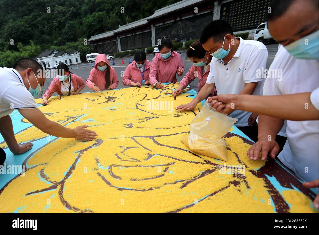 Luoyang, China. Juni 2021. Ein riesiges Drachenboot wird von 3000 quercus Zongzi und Hirse bemalt, um das Drachenbootfest in Luoyang, Henan, China, am 13. Juni 2021 zu feiern.(Foto by TPG/cnsphotos) Credit: TopPhoto/Alamy Live News Stockfoto