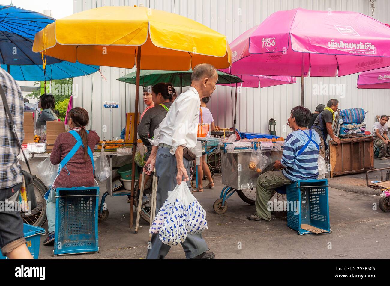 Thai-Leute, die auf einem Straßenmarkt in Bangkok in Thailand in Soutrh Ostasien einkaufen. Stockfoto