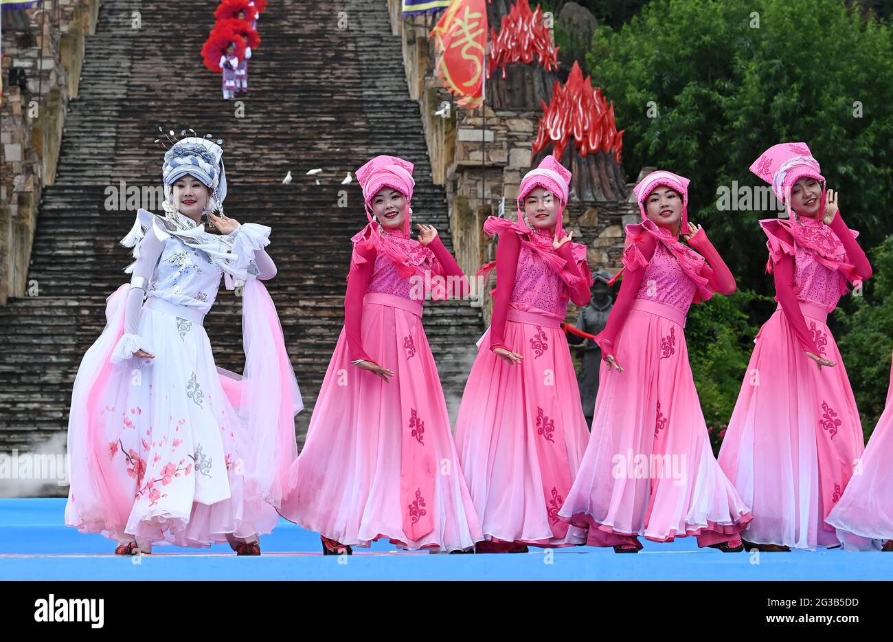 Maoxian, China. Juni 2021. Die Qiang-Leute tanzen am 14. Juni 2021 zum traditionellen Vaerezu-Fest in Maoxian, Sichuan, China.(Foto: TPG/cnsphotos) Quelle: TopPhoto/Alamy Live News Stockfoto