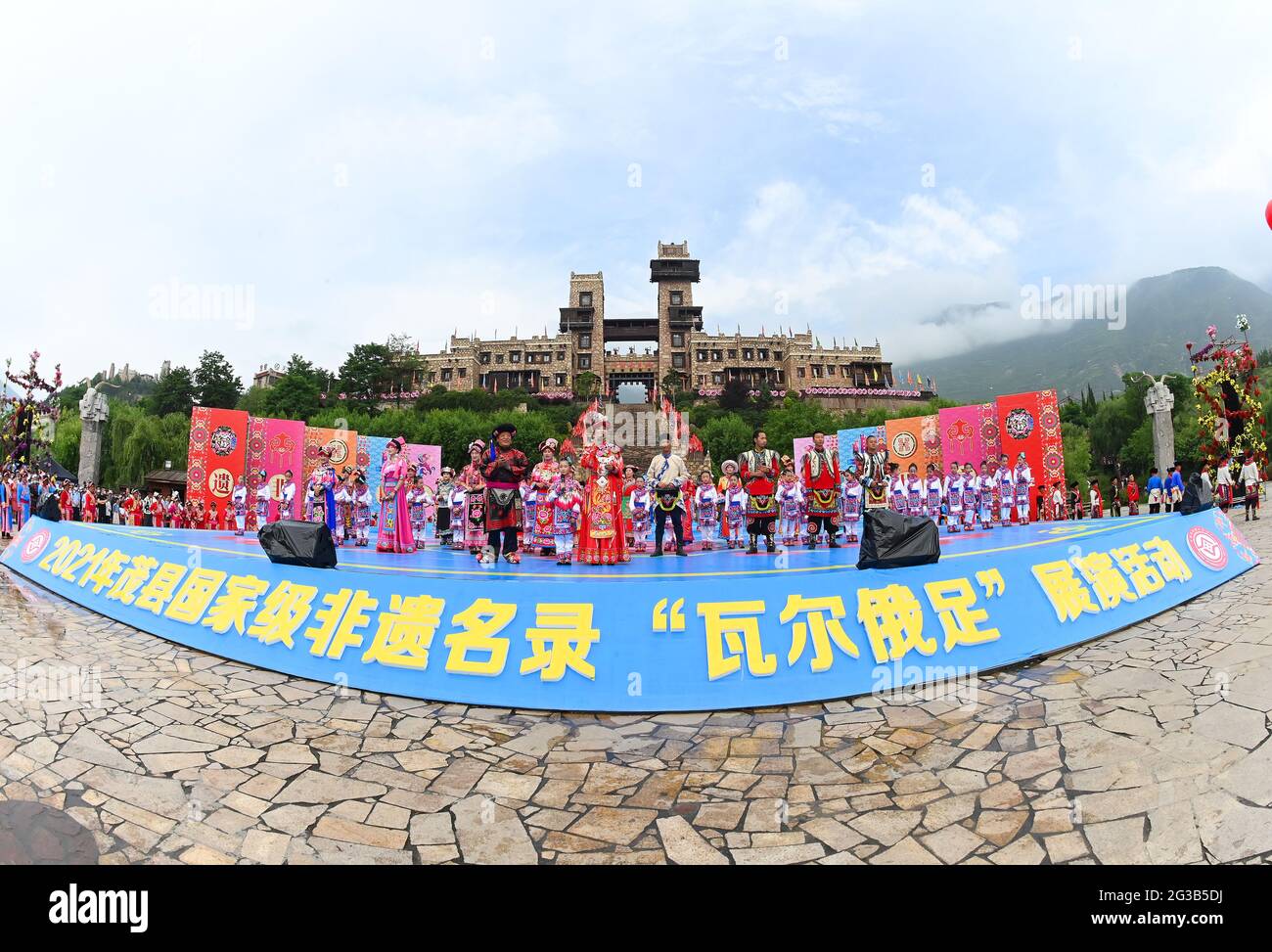 Maoxian, China. Juni 2021. Die Qiang-Leute tanzen am 14. Juni 2021 zum traditionellen Vaerezu-Fest in Maoxian, Sichuan, China.(Foto: TPG/cnsphotos) Quelle: TopPhoto/Alamy Live News Stockfoto