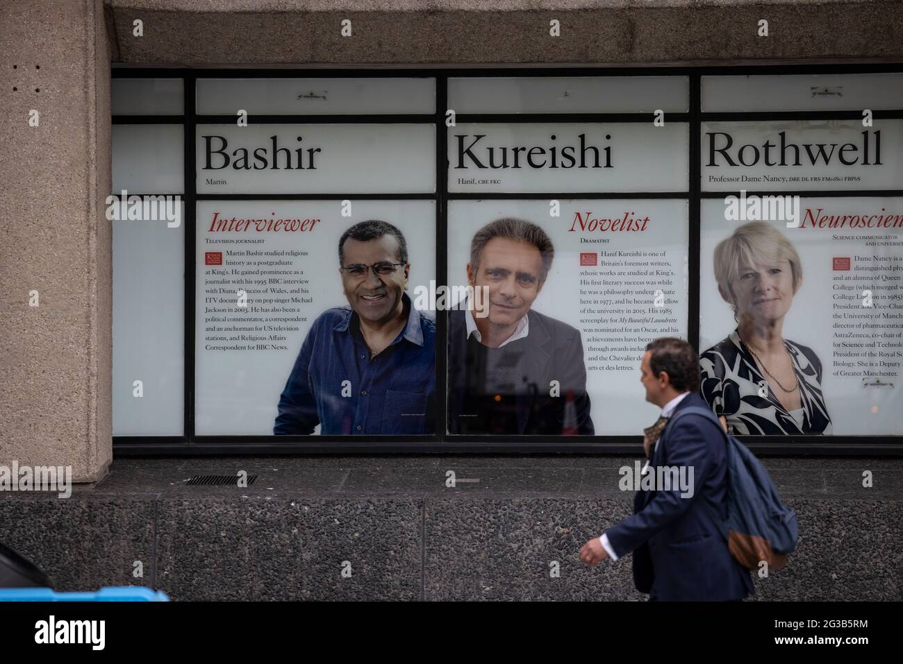 Pendler kommen an einem Bild von Martin Bashir am King's College ' Wall of Fame' auf dem Strand Campus im Zentrum von London vorbei, das abgeschlagen werden soll. Stockfoto