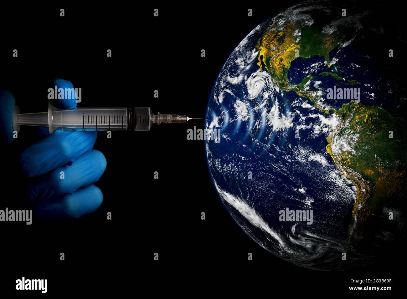 Globales Pandemiekonzept - Hand mit Spritze, die den Impfstoff in den Planeten Erde injiziert Stockfoto