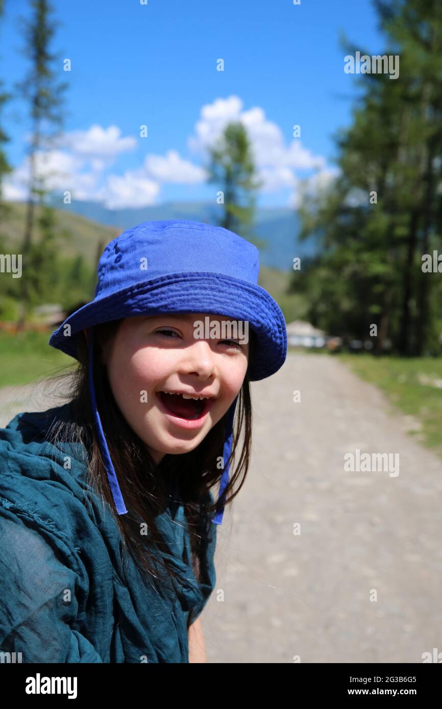 Kleines Mädchen viel Spaß in den Bergen Stockfoto