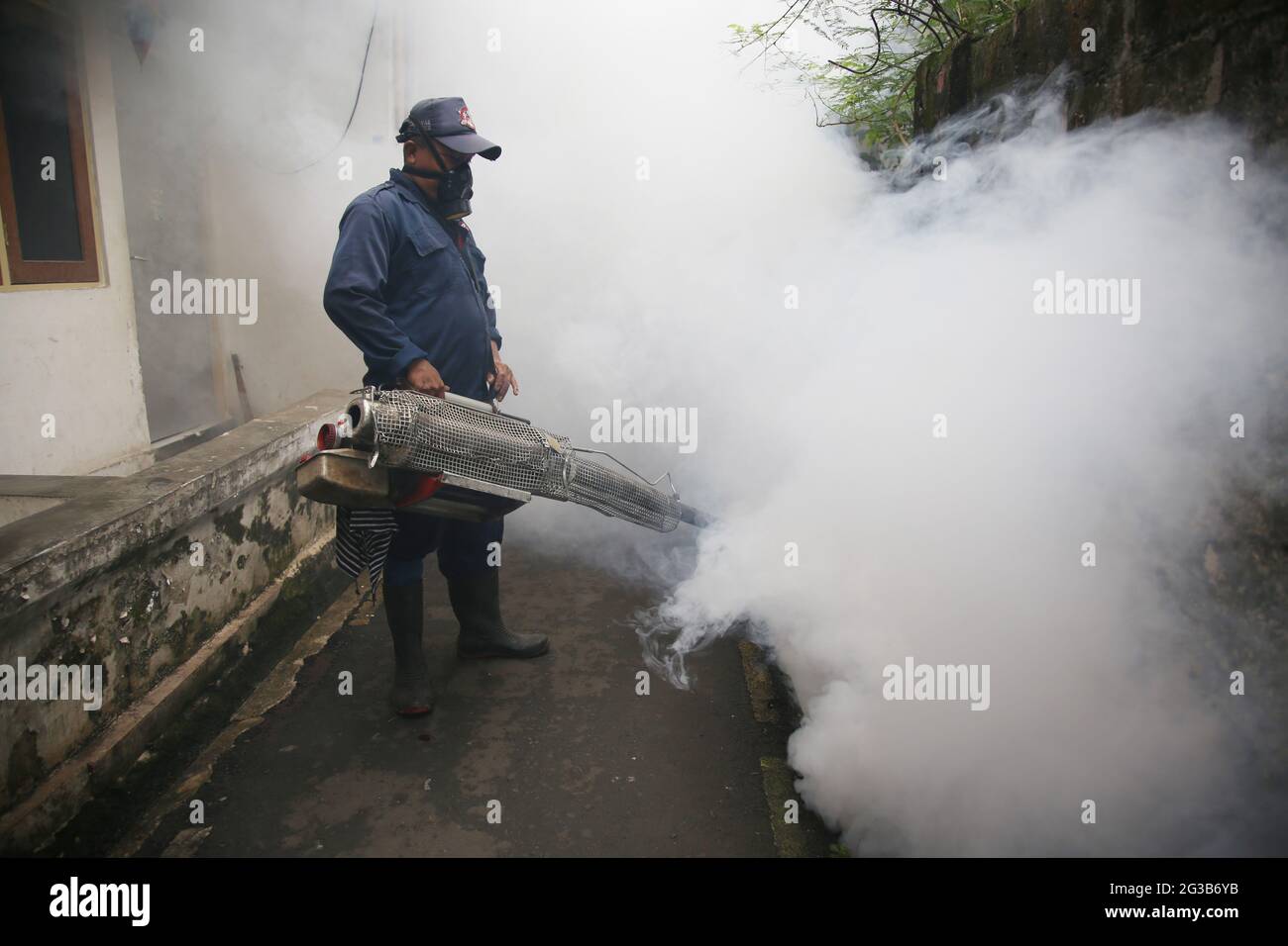 (210615) -- JAKARTA, 15. Juni 2021 (Xinhua) -- EIN Arbeiter sprüht Moskitonebel in Cakung, Jakarta, Indonesien, 15. Juni 2021. (Foto von Dasril Roszandi/Xinhua) Stockfoto