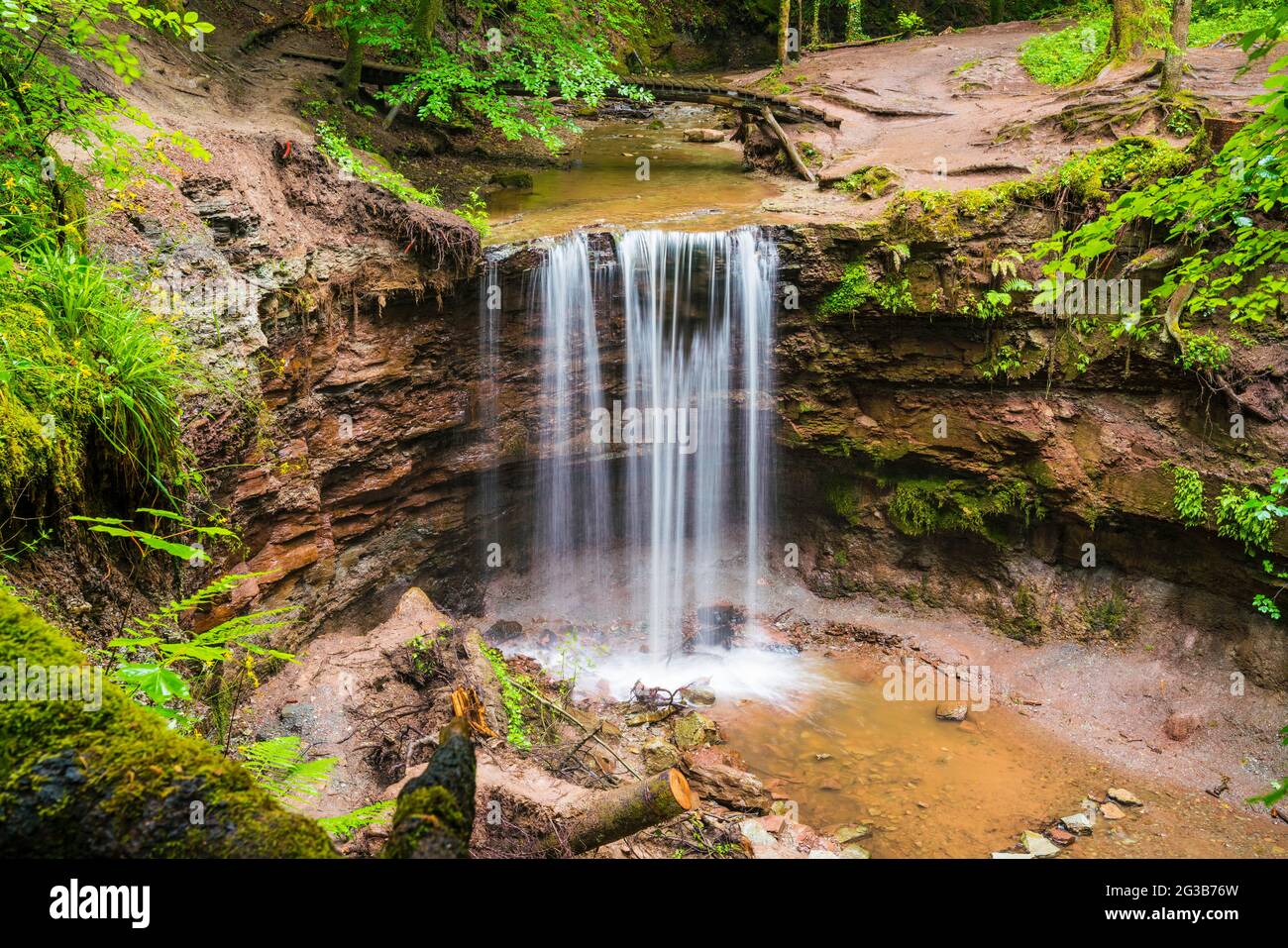 Deutschland, mystischer tropischer Wasserfall in grüner Waldlandschaft während Regen in der Nähe von murrhardt im Hoerschbachtal genannt hoerschbachwasserfall Stockfoto