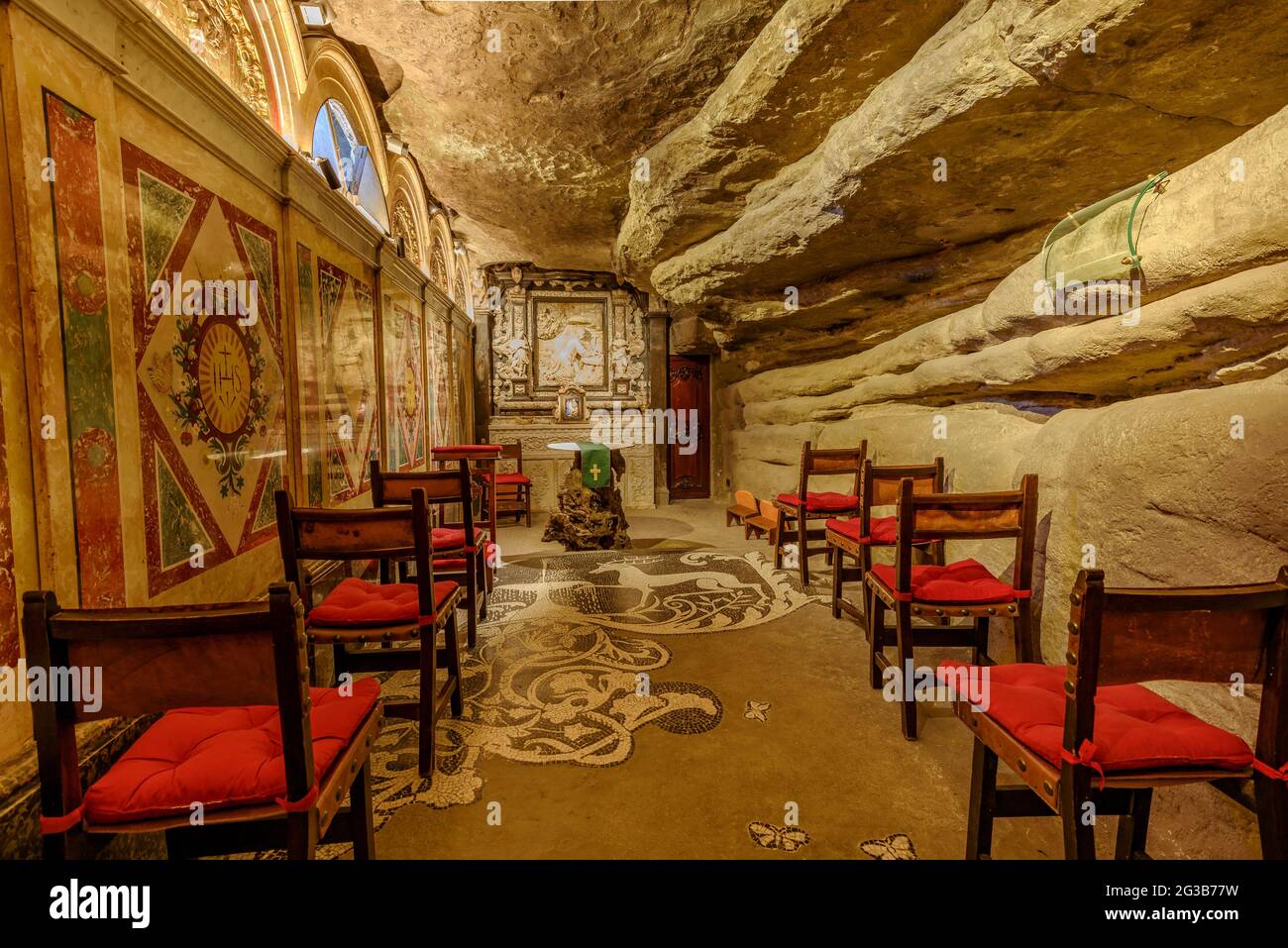 Höhle des heiligen Ignatius in Manresa. Innenraum der Höhle (La Coveta), in der Ignatius von Loyola seine Exerzitien schrieb (Manresa, Katalonien, Spanien) Stockfoto