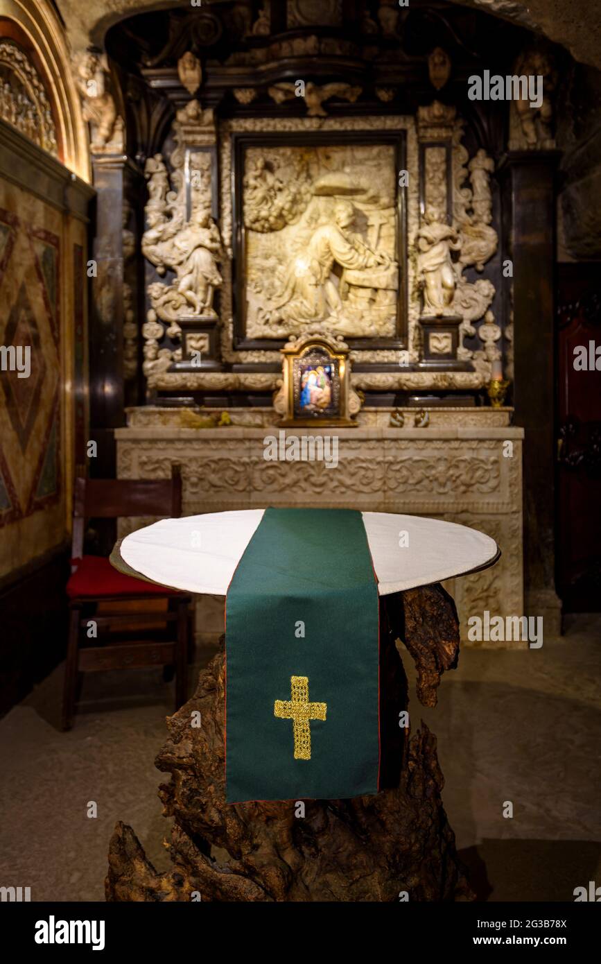 Höhle des heiligen Ignatius in Manresa. Innenraum der Höhle (La Coveta), in der Ignatius von Loyola seine Exerzitien schrieb (Manresa, Katalonien, Spanien) Stockfoto