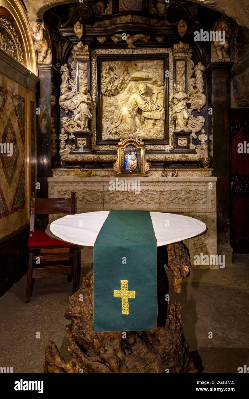 Höhle des heiligen Ignatius in Manresa. Innenraum der Höhle (La Coveta), in der Ignatius von Loyola seine Exerzitien schrieb (Manresa, Katalonien, Spanien) Stockfoto