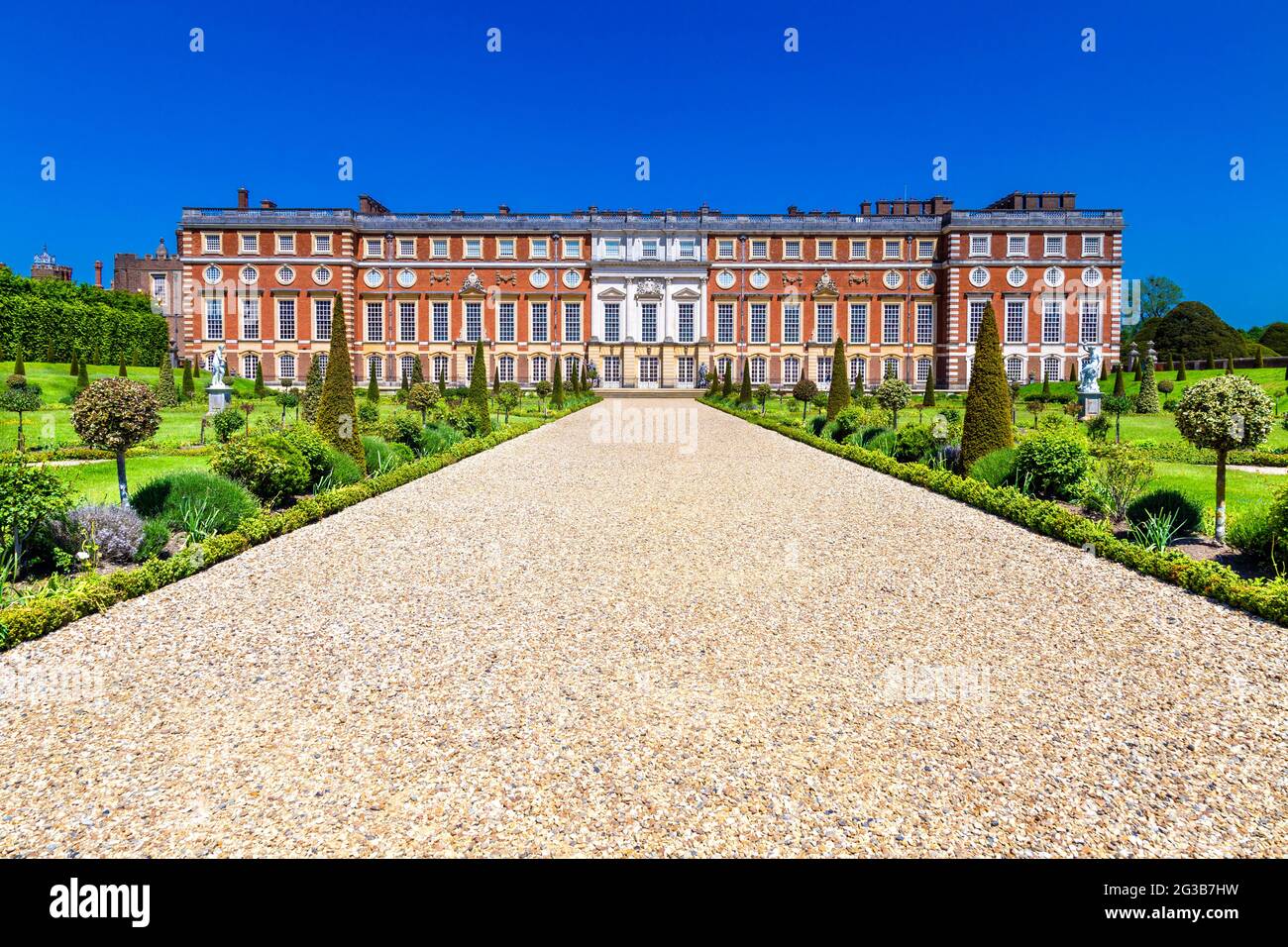 Blick auf den barocken Teil des Palastes vom Privy Garden im Hampton Court Palace, Richmond, London, Großbritannien Stockfoto