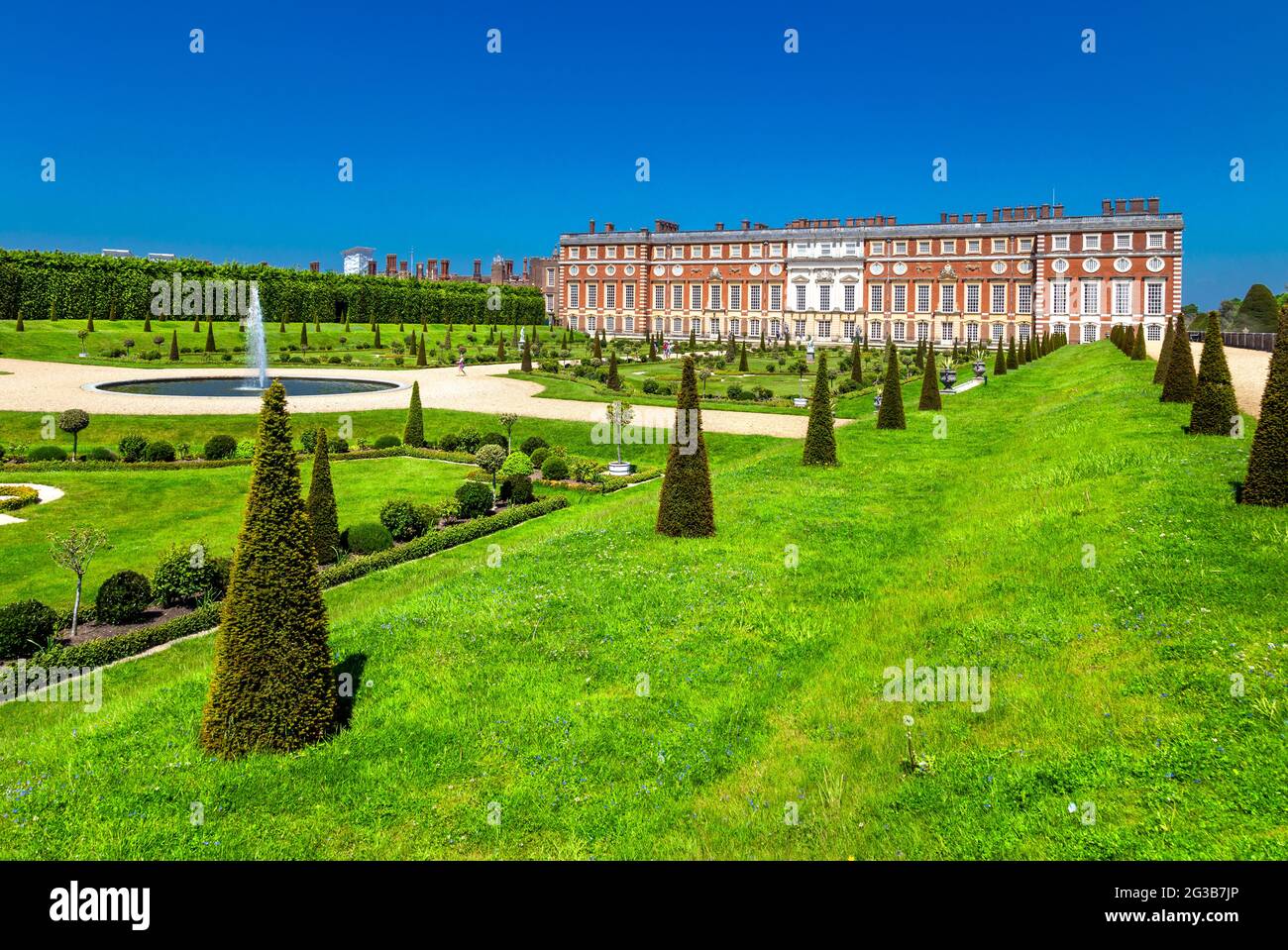 Blick auf den barocken Teil des Palastes vom Privy Garden im Hampton Court Palace, Richmond, London, Großbritannien Stockfoto