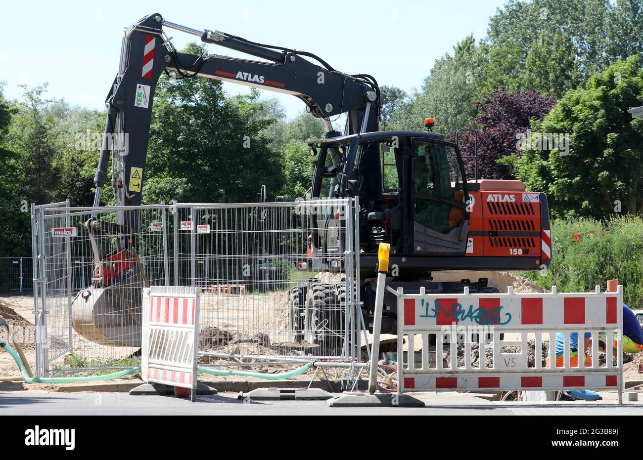 Rostock, Deutschland. Juni 2021. Für das Bauvorhaben der Rostocker Wohnungsgesellschaft Wiro, bei dem acht neue Wohngebäude errichtet werden sollen, ist bei den Entwicklungsarbeiten ein Bagger im Einsatz. Ende 2020 startete das Unternehmen eine Neubauoffensive. Bis 2026 sollen insgesamt 1,500 neue Mietwohnungen mit einem Gesamtvolumen von mehr als einer halben Milliarde Euro entstehen. Quelle: Bernd Wüstneck/dpa-Zentralbild/dpa/Alamy Live News Stockfoto