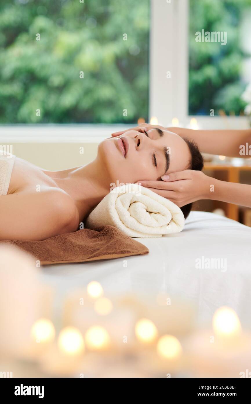 Nahaufnahme einer Frau, die sich während der Spa-Massage im Spa-Salon entspannt Stockfoto