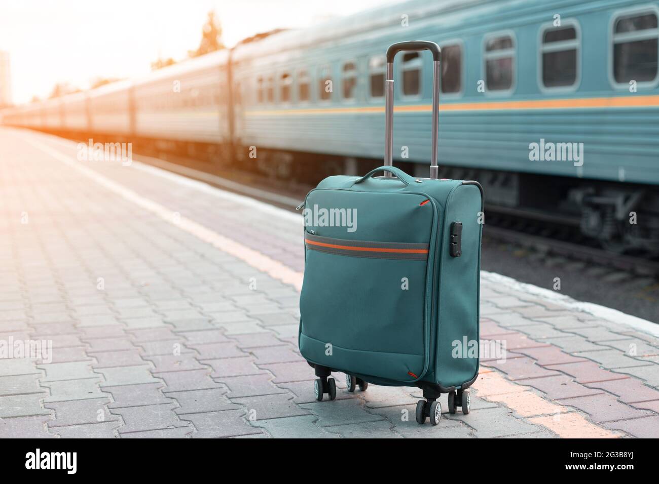 Reisen Sie mit dem Gepäck auf dem Bahnhof in der Nähe des Bahnhofs. Stockfoto