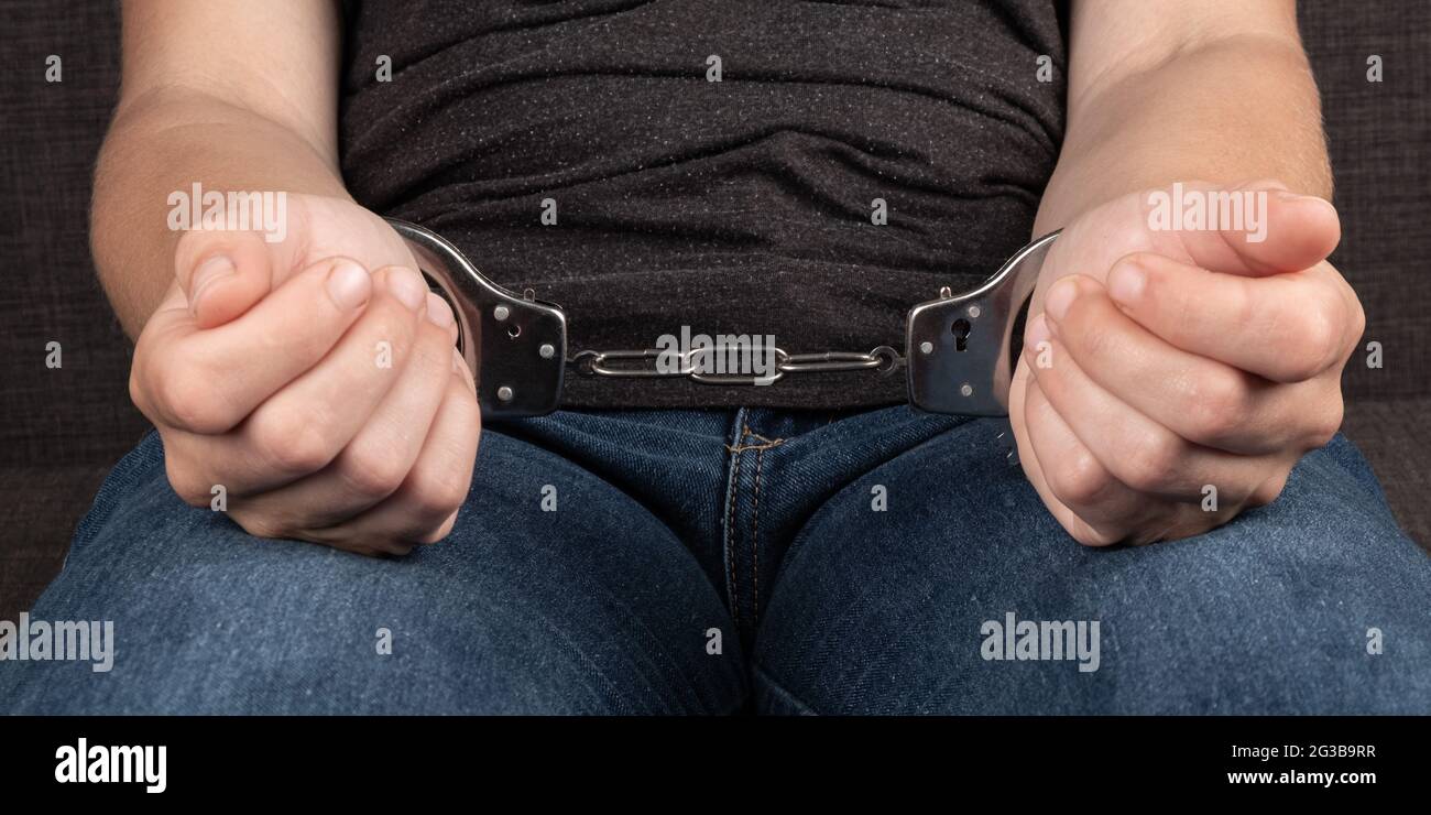 Frau in Handschellen aus der Nähe, Festnahme im Kriminalitätskonzept. Stockfoto